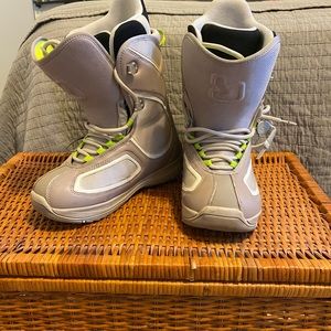 Women’s 8 Burton Snowboard boots